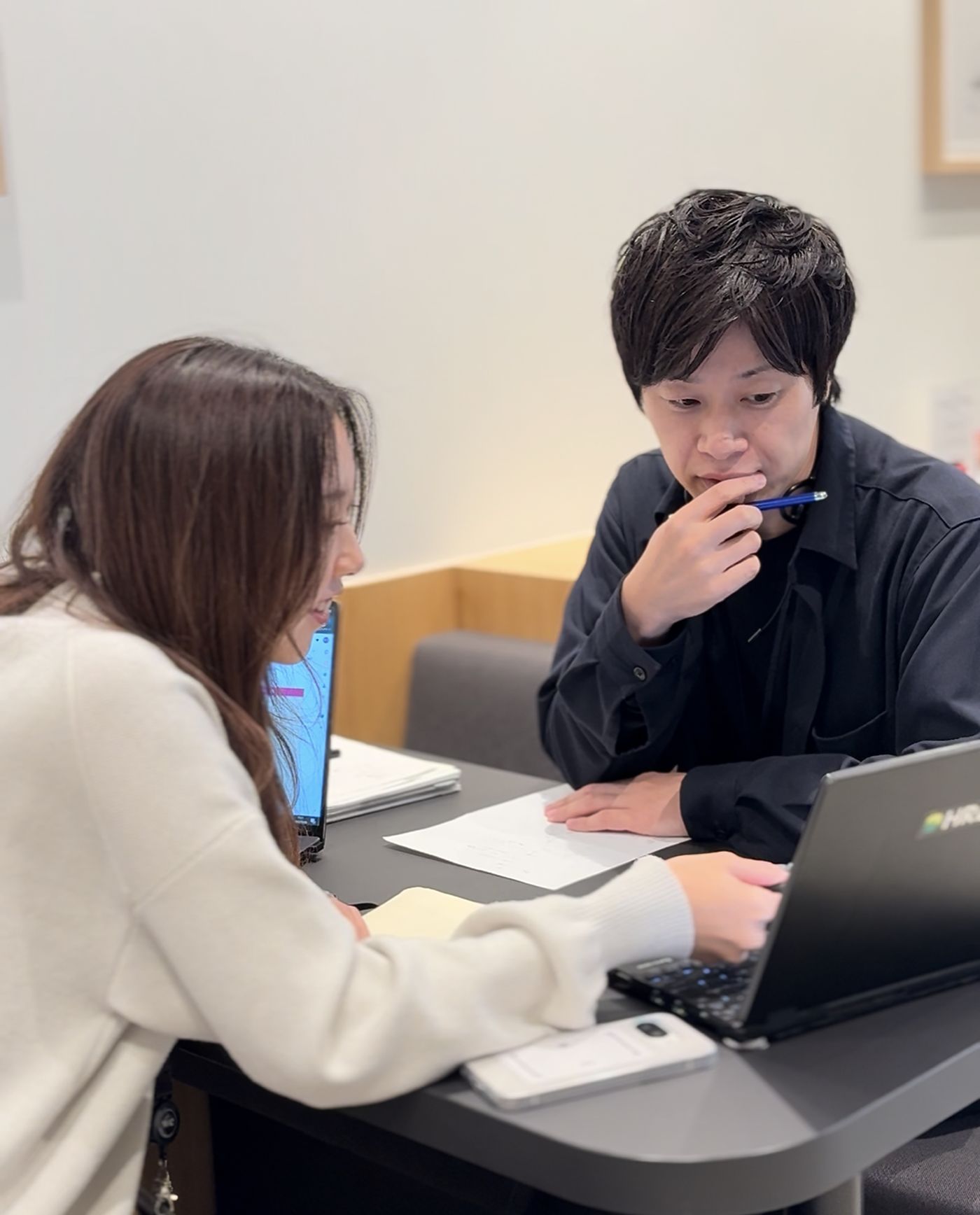 資料を見ながら相談するHRDXメンバー